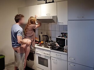 Puedes cortar la ensalada más tarde, pero ahora voy a follarte en la cocina. El corte de la ensalada tuvo que posponerse por el sexo en la cocina.